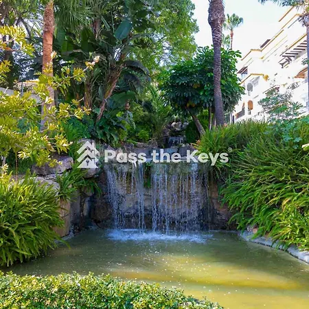 On The Golden Mile Perfect For Families Pass The Keys * 마르베야